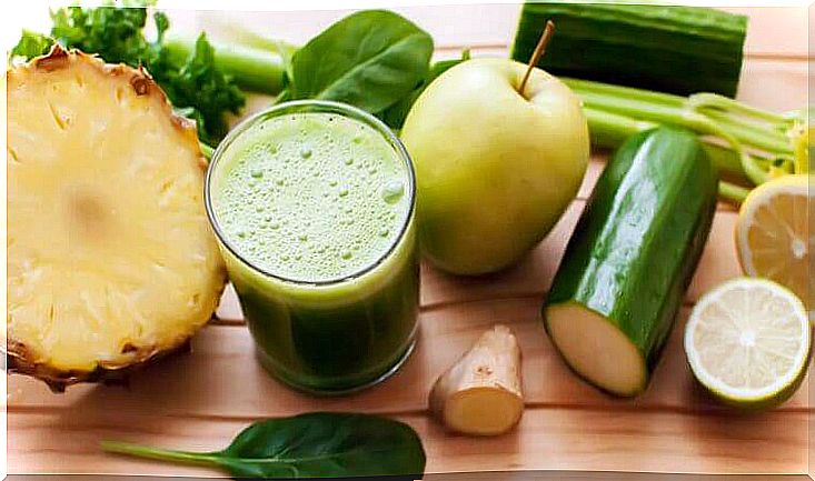 Detoxifying drinks with cucumber, apple and pineapple