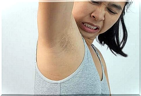 A woman with smelly armpits