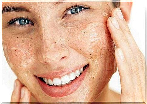 Woman exfoliates the skin