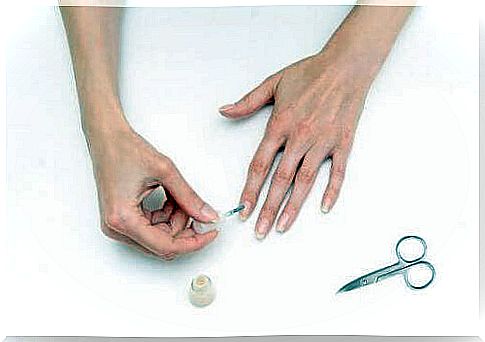 How to varnish your nails without varnishing your fingers