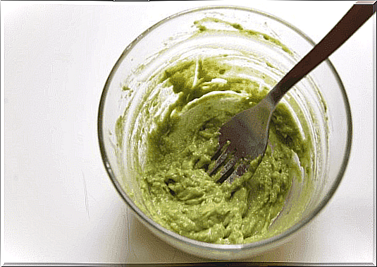 A natural avocado hair mask