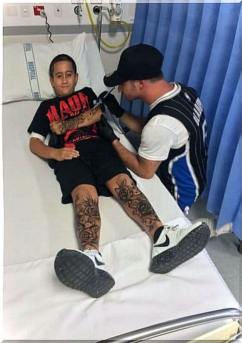 Man gives "temporary tattoos" to sick children for strength