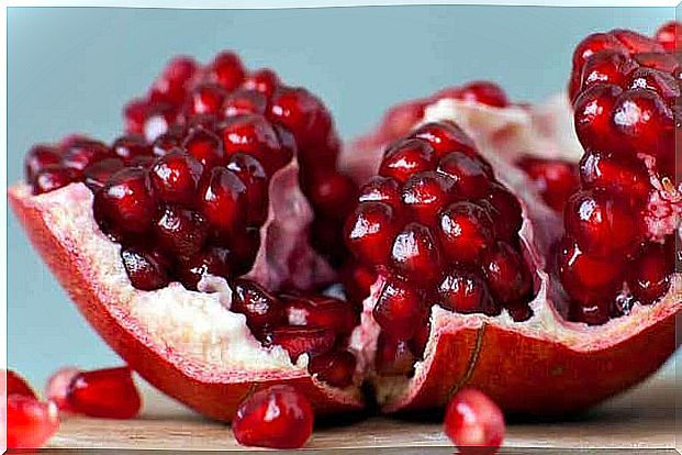 A sliced ​​pomegranate