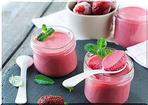 Sugar-free and lactose-free strawberry and almond mousse