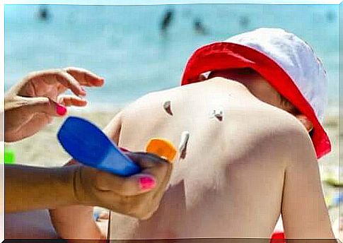 Person applies sunscreen to a child