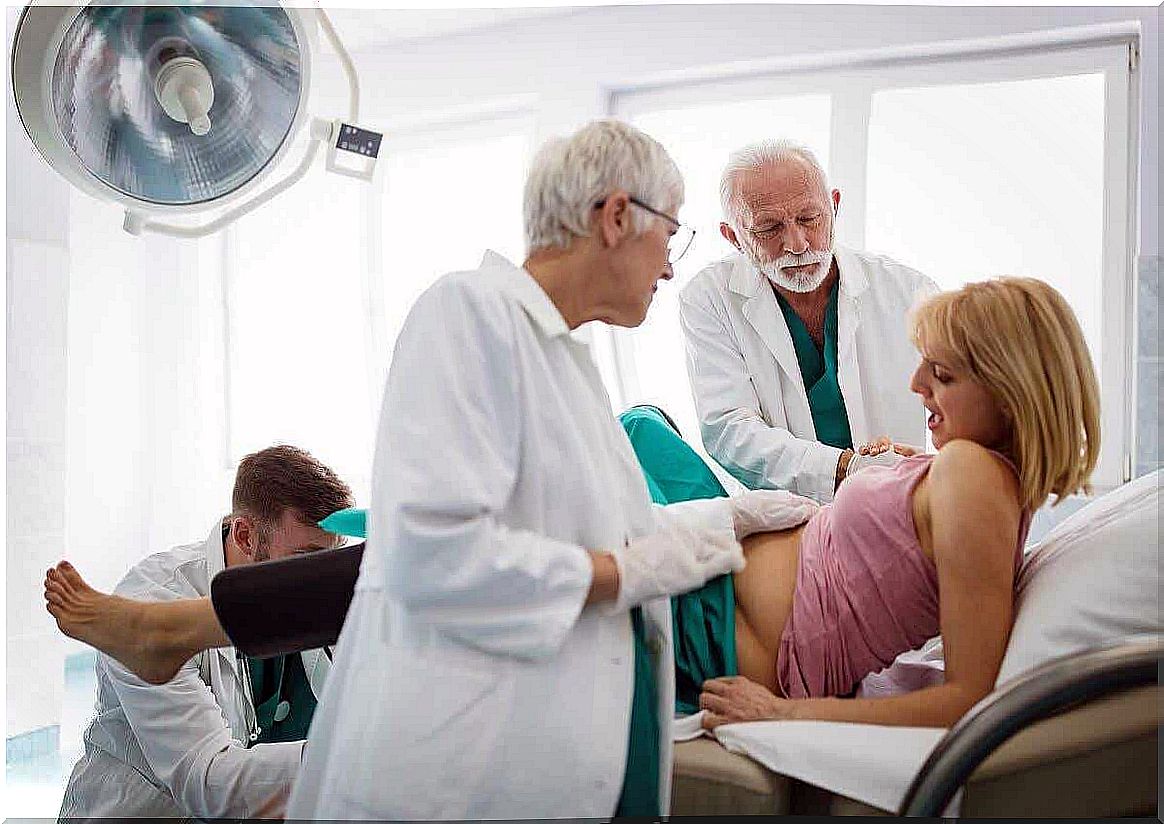 A pregnant woman who is visited by doctors.