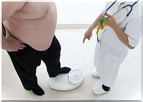 An overweight man who weighs himself.